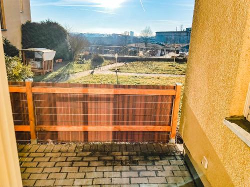 Schöne Wohnung, eigene Terrasse, privater Parkplatz, Wi-Fi, Waschmaschine, 3P