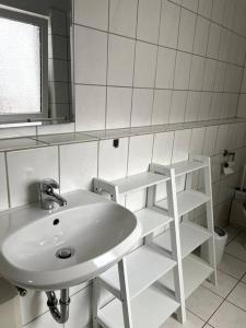 Schöne Wohnung in Rhein Nähe mit kleiner Terrasse