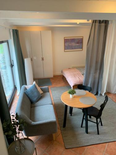 Schöne Wohnung mit eigenem Eingang und Gartenblick