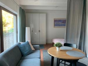 Schöne Wohnung mit eigenem Eingang und Gartenblick