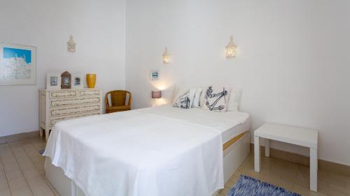 Sea 3BDR House W/ Patio by Lovelystay
