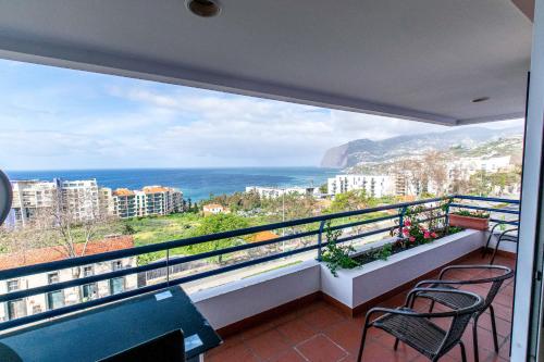 Sea and sunset view apartment in Funchal