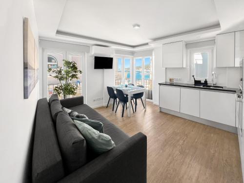 Sea Light Apartment Sesimbra. 2 bedrooms, 6 guests