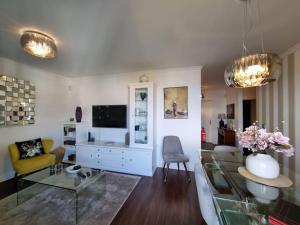 Sea View Apartment with AC & Parking in Funchal