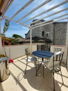 Sea view front beach apartment deluxe near Nice airport