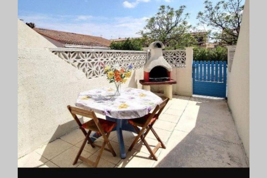 Sea view front beach apartment deluxe near Nice airport