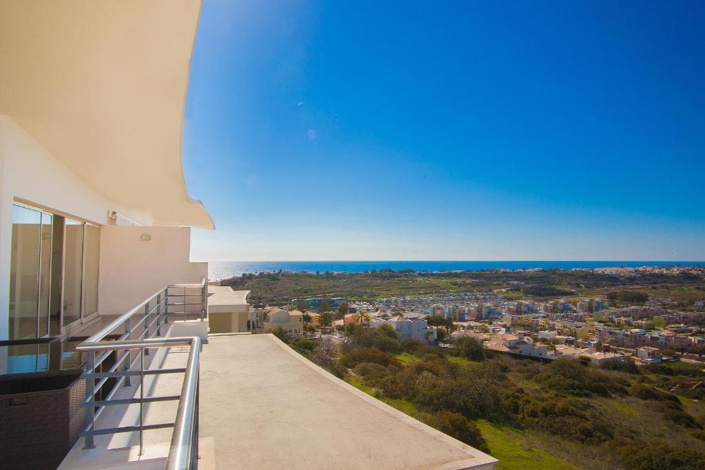 Sea View Penthouse in Albufeira Rua Jose Ramos Pimenta 5 , Edf. Encosta de Orada , Bl. L , 3B, 8200-147 Albufeira