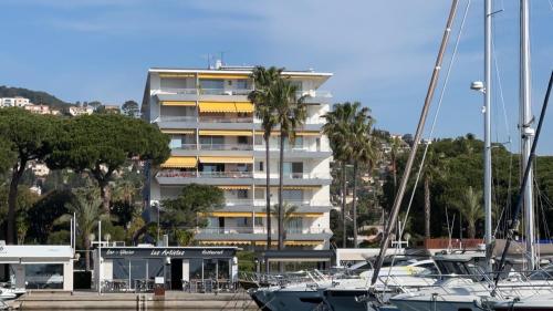 Seafront - beautiful flat with aircon and comfortable loggia