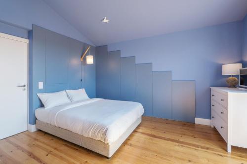 Seagull Attic Apt w/ Stunning View & Balcony
