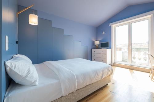 Seagull Attic Apt w/ Stunning View & Balcony