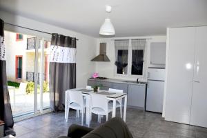 Seaside apartment with beach service