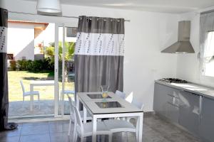 Seaside apartment with beach service