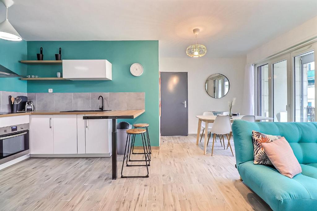 Seaside Colorful Flat - Central Location