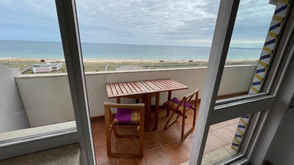 Seaview, beach front (50m) studio Praceta do Barinel Torre G, apt 810, 8500-088 Alvor