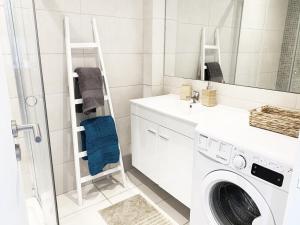 Seaview Studio - 10 Min. Beach, Private Condo, Pool, Grill & Free Parking