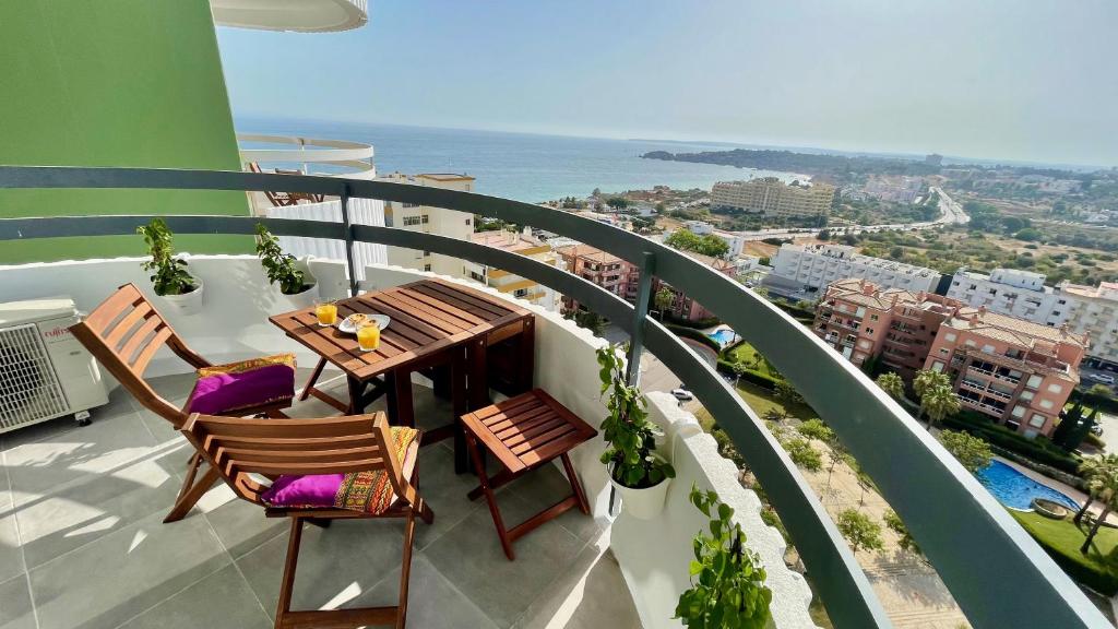 Seaview, workspace, pools, 150m to beach Rua dos Três Castelos Torre Verde, apt 1702, 8500-510 Portimão