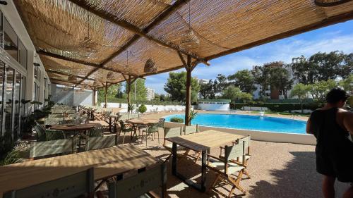 Seaview, workspace, pools, 150m to beach