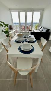 Seaview, workspace, pools, 150m to beach