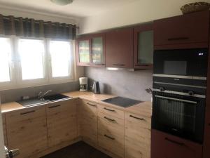 Sehr schöne ufernahe ebenerdige Ferienwohnung Pura Vida auf der Halbinsel Scheid