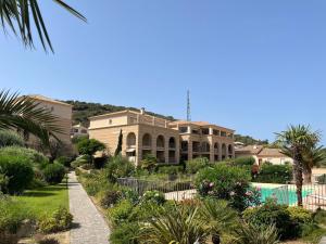 Serene Apartment in L le Rousse with Swimming Pool