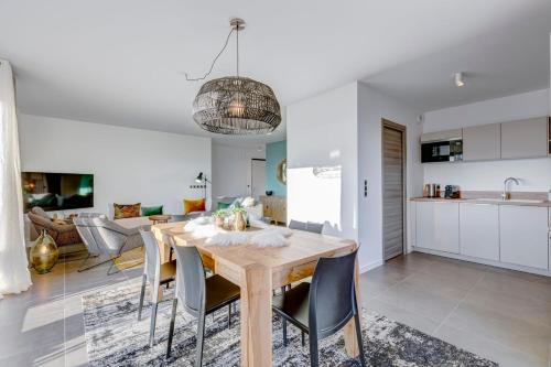 Serenity - 3 bedroom top floor apartment parking & lake view terrace