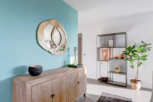 Serenity - 3 bedroom top floor apartment parking & lake view terrace