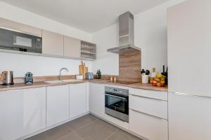 Serenity - 3 bedroom top floor apartment parking & lake view terrace