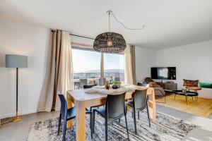 Serenity - 3 bedroom top floor apartment parking & lake view terrace