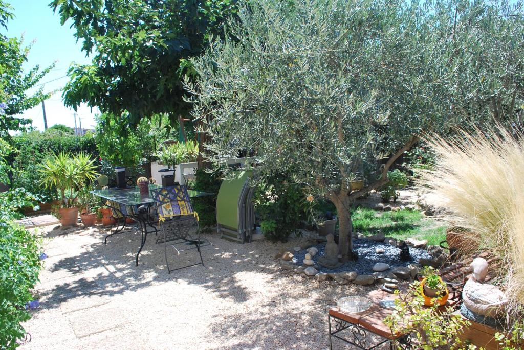 SERRENDY 2-bedroom apartment with terrace and parking only 100 meters