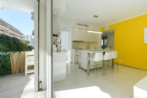 SERRENDY 3 minute-walk to the beaches! Cozy 2-bedroom apartment