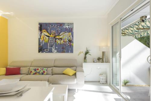 SERRENDY 3 minute-walk to the beaches! Cozy 2-bedroom apartment