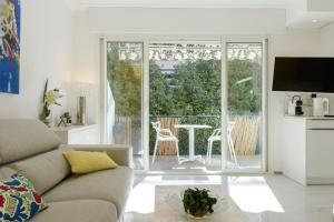 SERRENDY 3 minute-walk to the beaches! Cozy 2-bedroom apartment