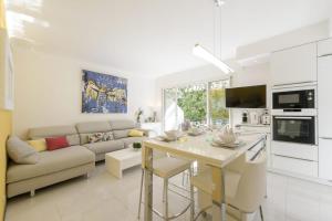 SERRENDY 3 minute-walk to the beaches! Cozy 2-bedroom apartment