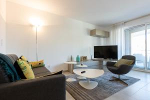 SERRENDY Cannes 15 min to the Palais and the beaches Swimming Pool