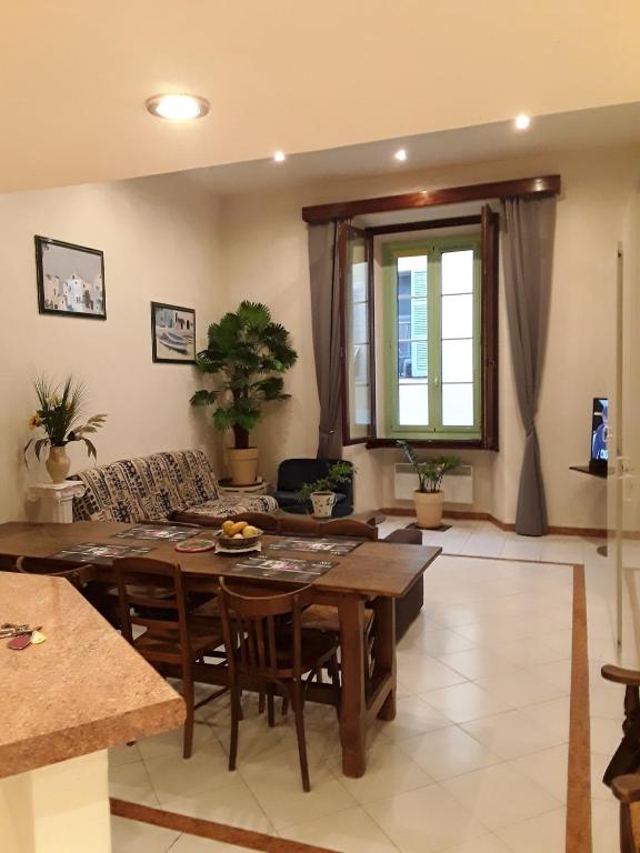 SERRENDY Garden level in residential property with swimming pool