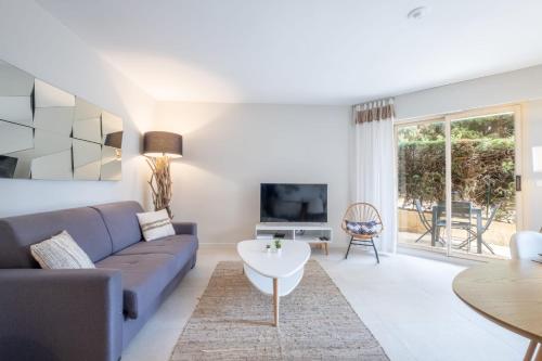 SERRENDY Garden level in residential property with swimming pool