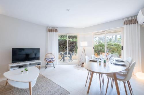 SERRENDY Garden level in residential property with swimming pool