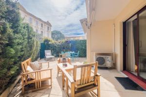 SERRENDY Garden level in residential property with swimming pool