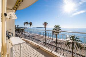 SERRENDY Panoramic view of the sea situated a few steps from the beach