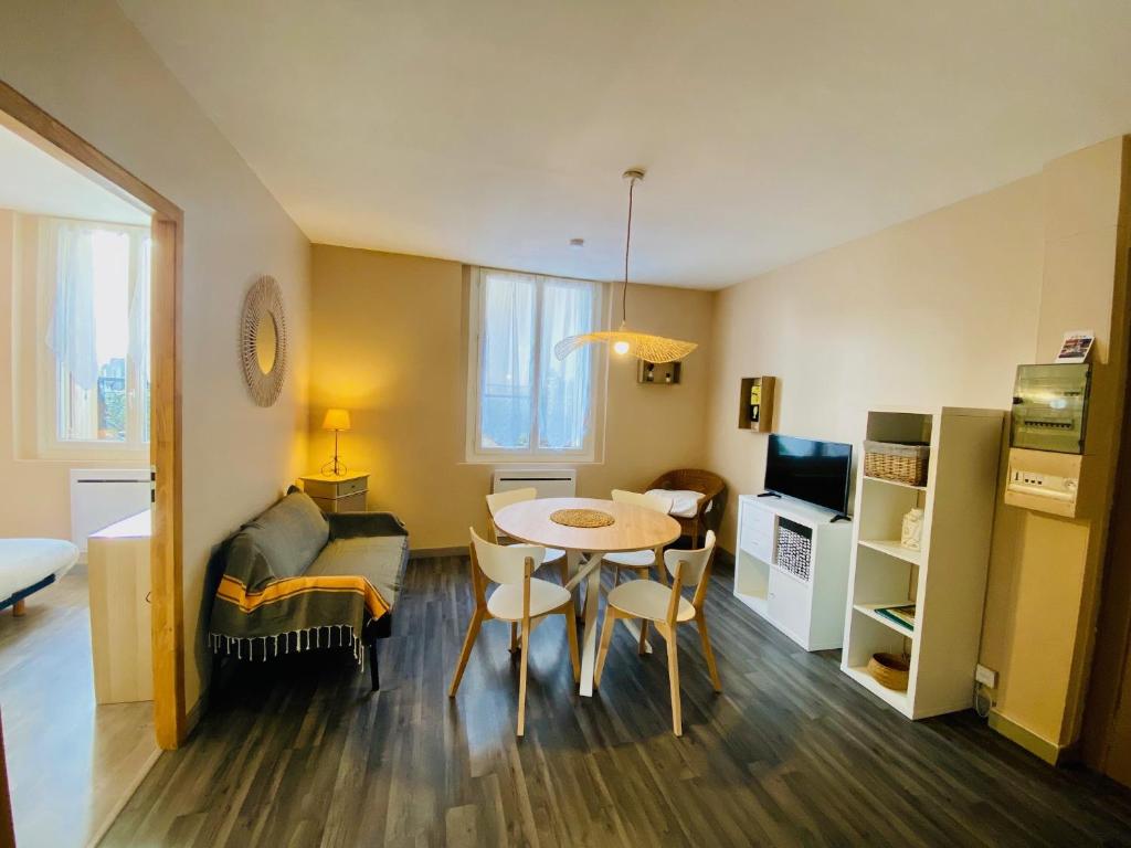 Appartement ''Simone'' Jolie T3 à 2 pas du parc Simone Weill - Clim-Wifi 1 Rue du Maire Aussenac 34200 Sète