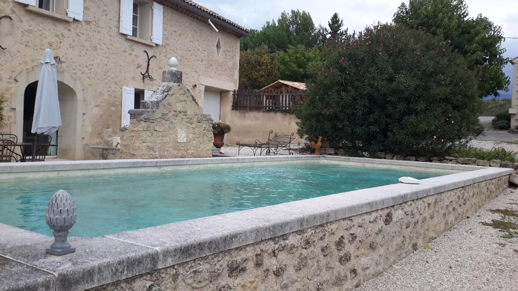 Single storey 40m² bordering pine forest and spa 13550 Noves