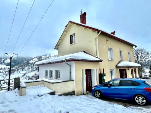 Appartement situé entre La Bresse et Gérardmer - 13 minutes des pistes de ski - 2 personnes - Cuisine équipé avec Four, plaque de cuisson, lave-vaisselle, Machine à café, Raclette La Bresse france