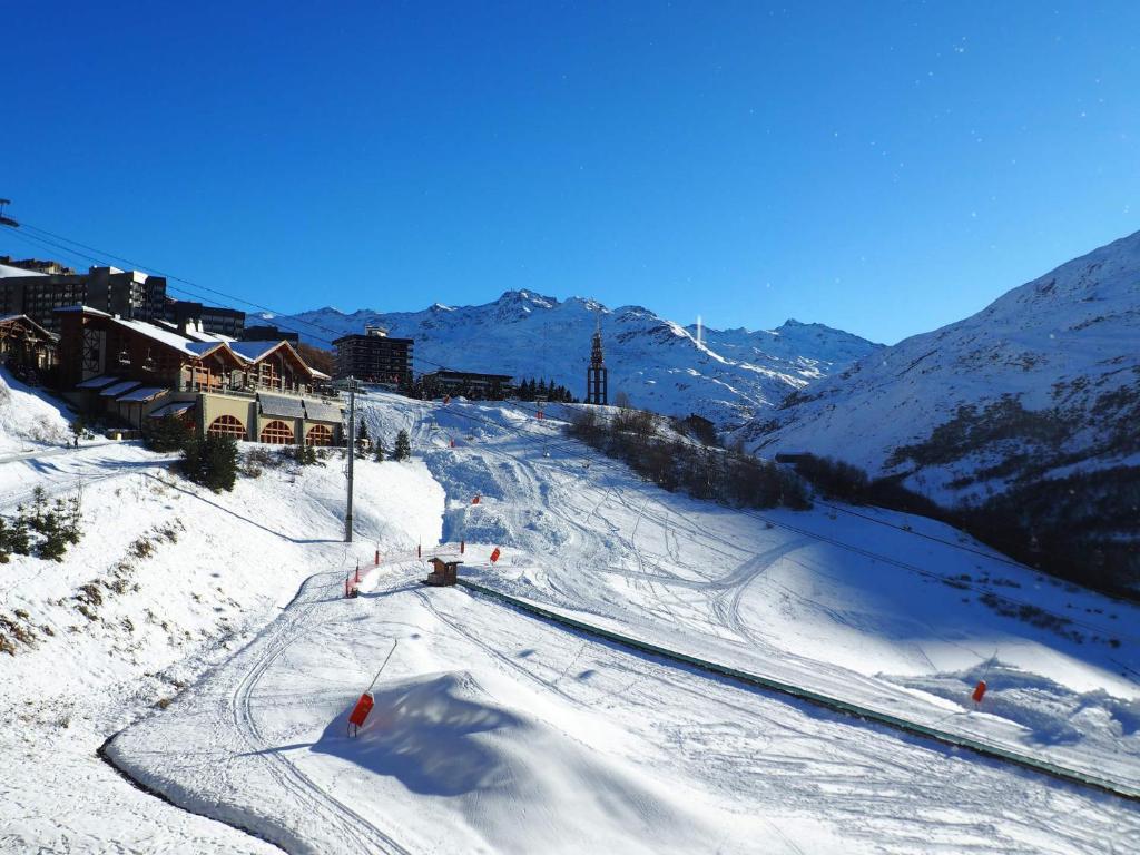 Skissim Classic - Résidence Caron by Travelski Adresse de remise des clés : AGENCE DES BELLEVILLES Gare du Mont de la Chambre Quartier La Croisette, 73440 Les Menuires