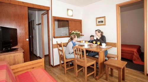 Skissim Classic - Résidence Le Hameau du Borsat 3* by Travelski