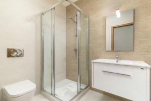 Sleek Modern Beach Apartment, Porto de Mos, Lagos