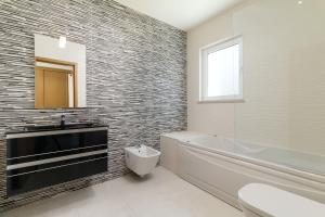 Sleek Modern Beach Apartment, Porto de Mos, Lagos