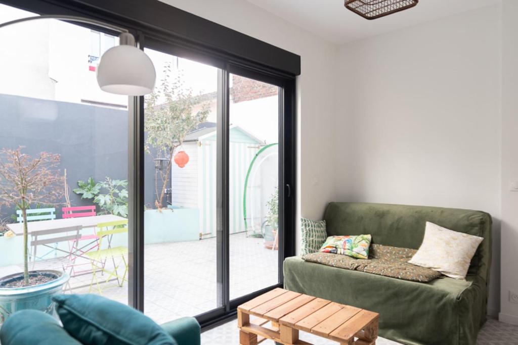 Small comfortable and brand new nest with terrace 11 Avenue Weber, 93500 Pantin