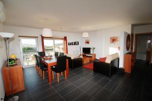 Solar - Sea view apartment in São Martinho do Porto with pool - sleeps 8 people