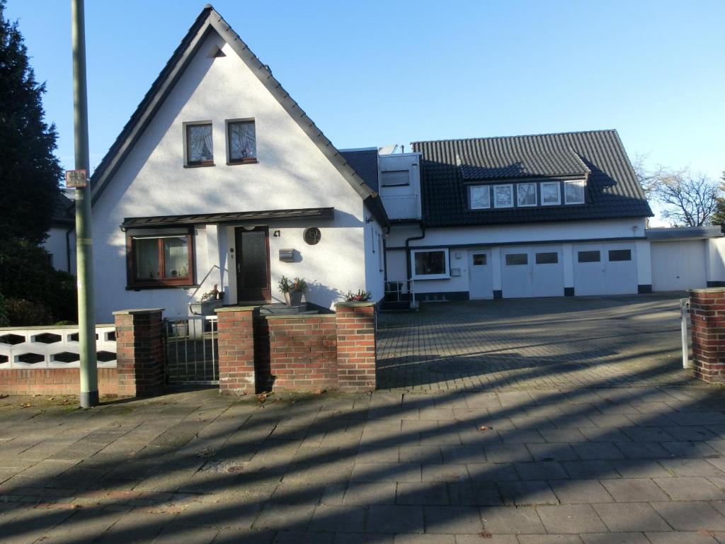 Sommer Gästehaus Debstedter Weg, 41, 27578 Bremerhaven