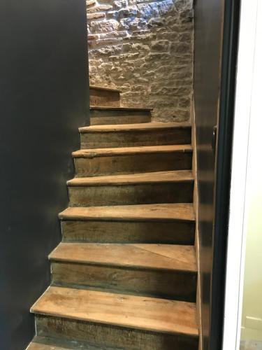 SOUS LE HAUT DES REMPARTS